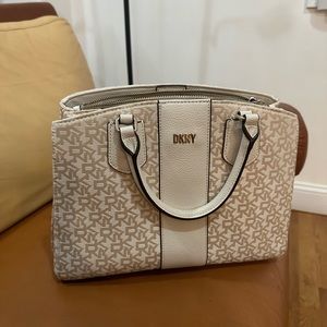 handbag DKNY in perfect condition